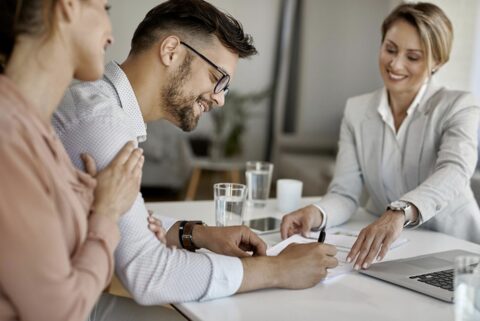 Beratungsgespräch mit Versicherungspartner für den Umzug nach Deutschland